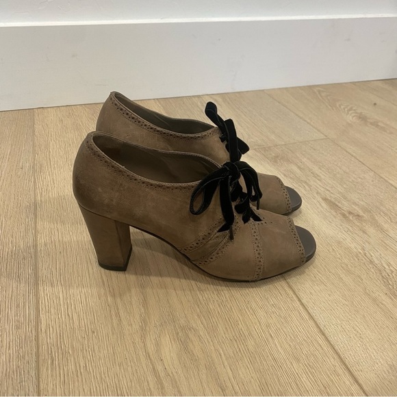 - Anyi Lu Cris Taupe Antiqued bootie Size 9 or 39 - Picture 1 of 5